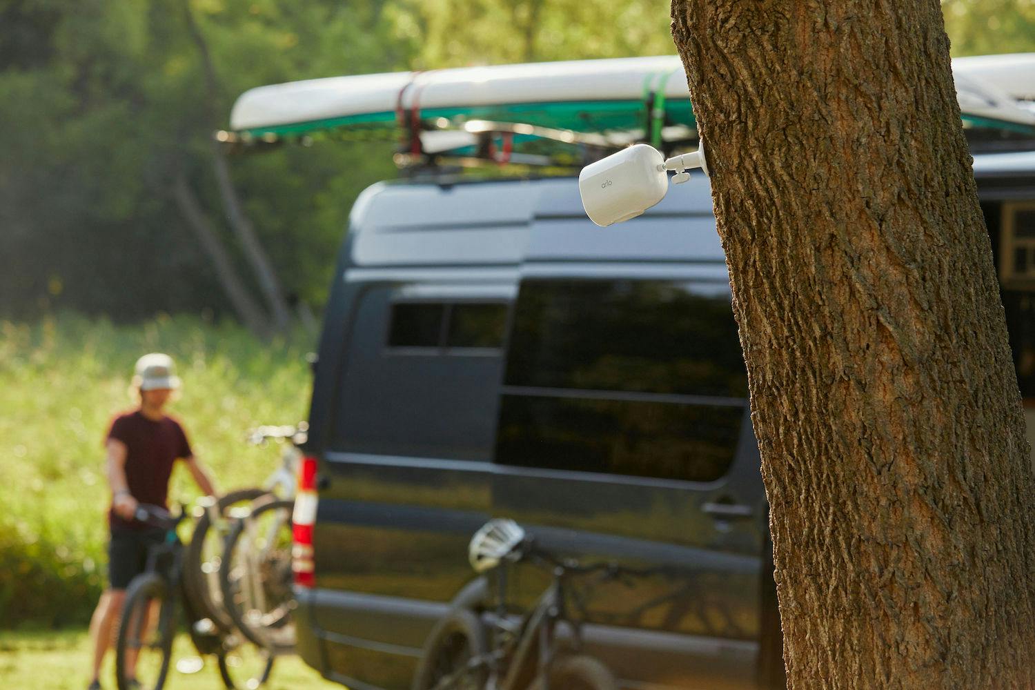 Arlo Go 2: Arlo Go 2 -valvontakamera valvoo leirintäaluetta.